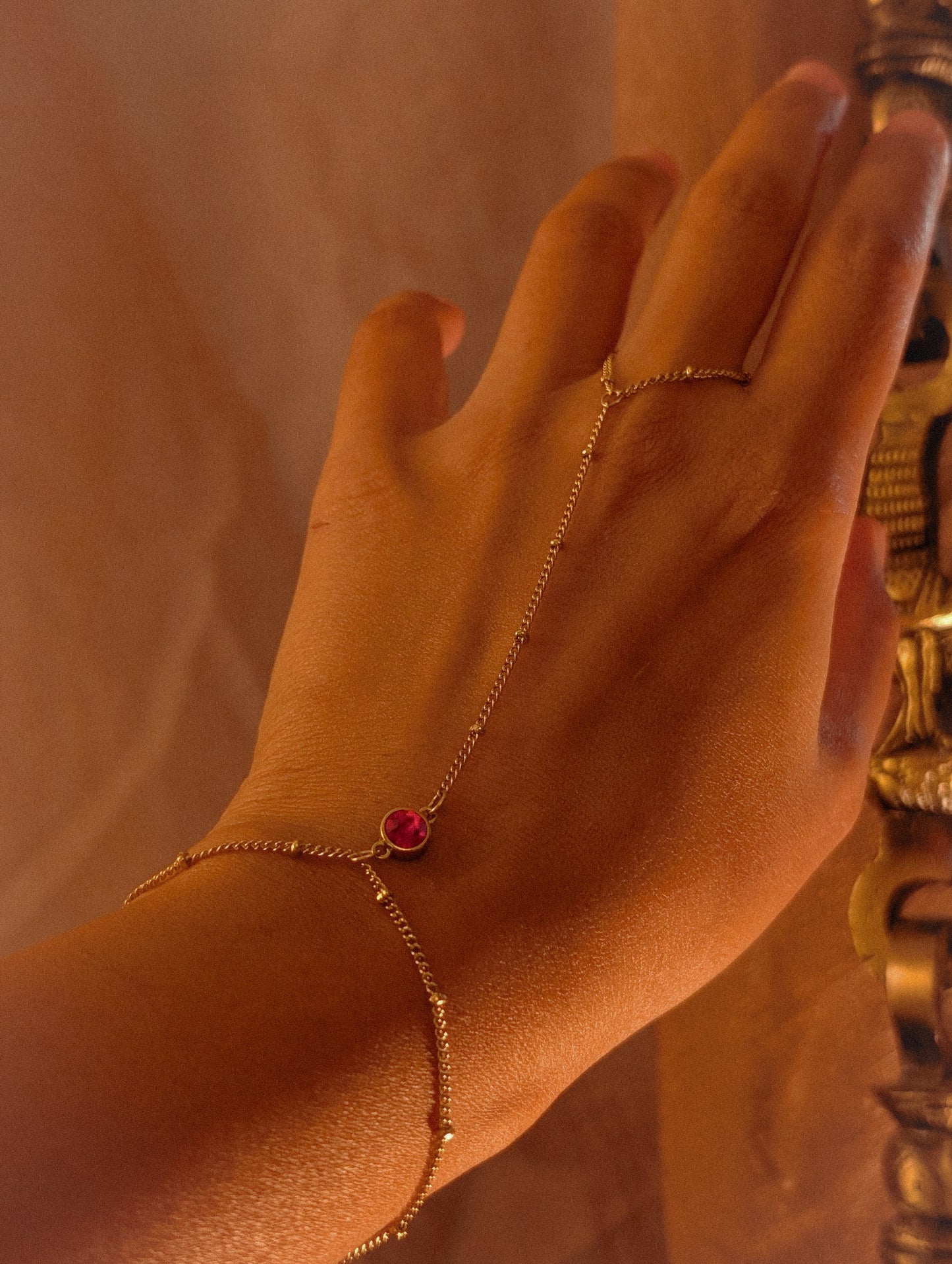NIVA Ruby Wink Handchain