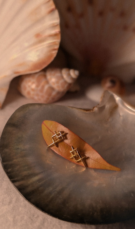 NIVA Criss-Cross Mini Studs